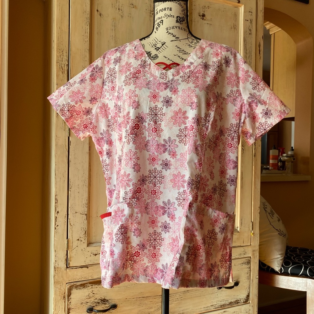 SEASONAL Red & White SNOWFLAKES Women’s UA ButterSoft Size LARGE Scrub Top ❄️
